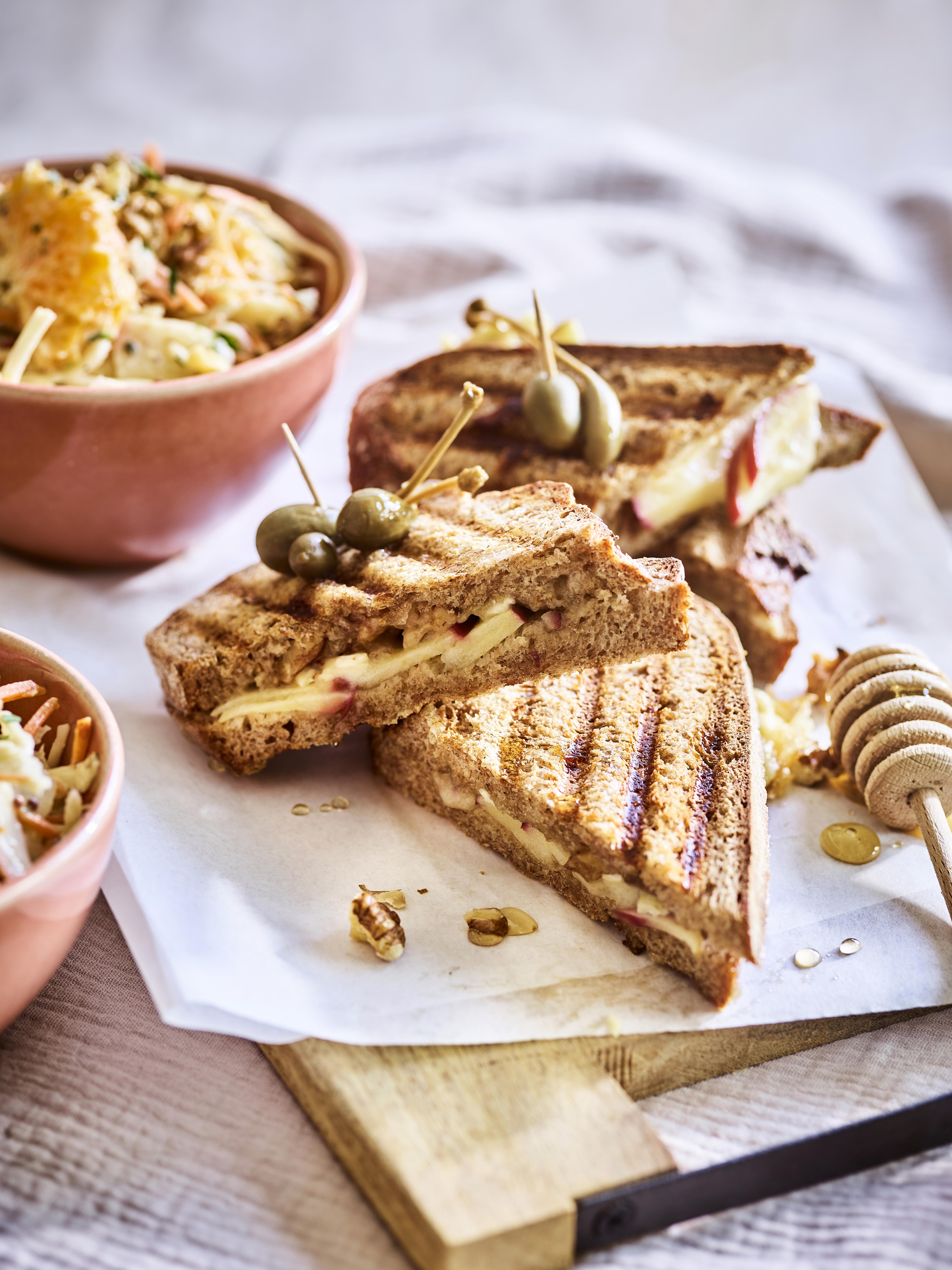 Croque appel-brie-walnoot met herfstsalade